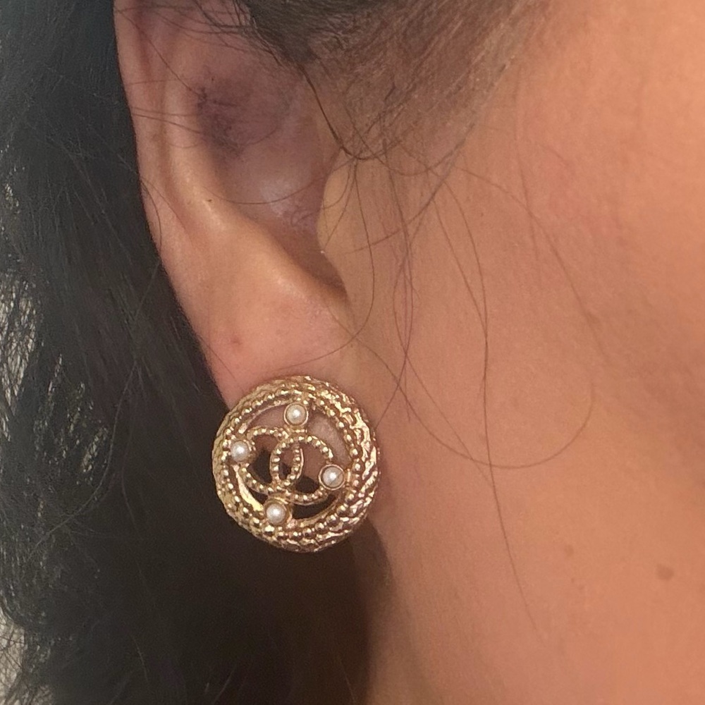 ✨ Chanel 2018 CC Gold-Tone Pearl Button Pierced Earrings A18V | Box - Picture 6 of 10